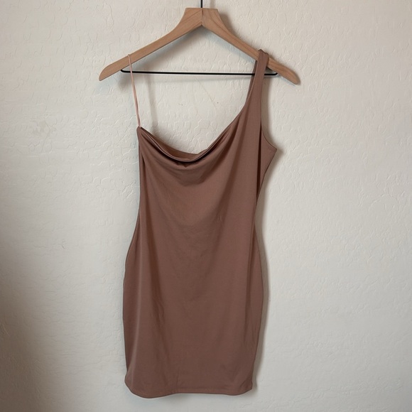 Naked Wardrobe One Shoulder Ribbed Midi Dress in Coco Size L - Picture 2 of 3